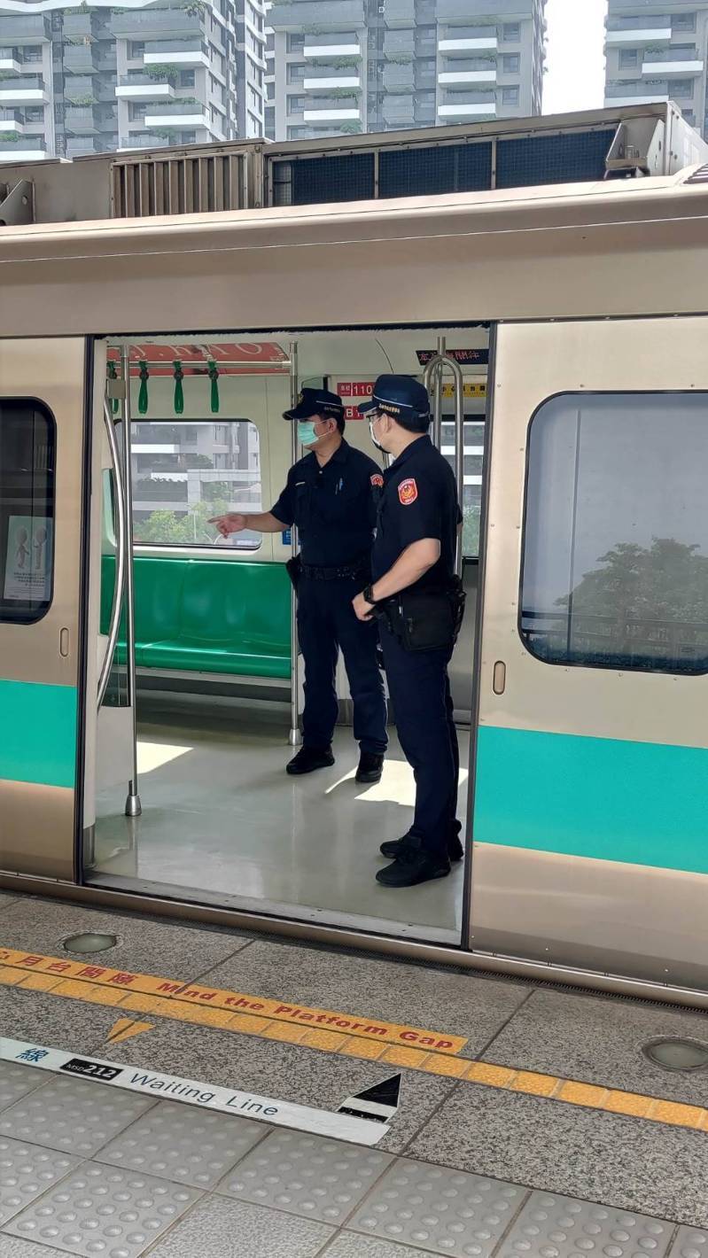 圖為高雄市捷運警察隊在捷運上執勤畫面。高雄市捷運警察隊提供 圖為高雄市捷運警察隊在捷運上執勤畫面。高雄市捷運警察隊提供