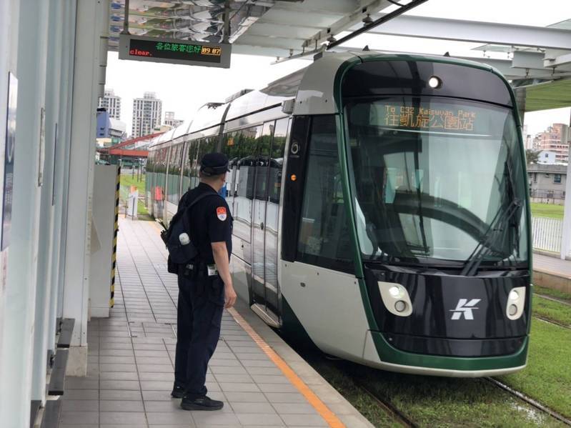 圖為高雄市捷運警察隊在輕軌列車站執勤守望畫面。高雄市捷運警察隊提供 圖為高雄市捷運警察隊在輕軌列車站執勤守望畫面。高雄市捷運警察隊提供
