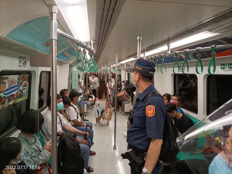 圖為高雄市捷運警察隊在捷運上執勤畫面。高雄市捷運警察隊提供 圖為高雄市捷運警察隊在捷運上執勤畫面。高雄市捷運警察隊提供