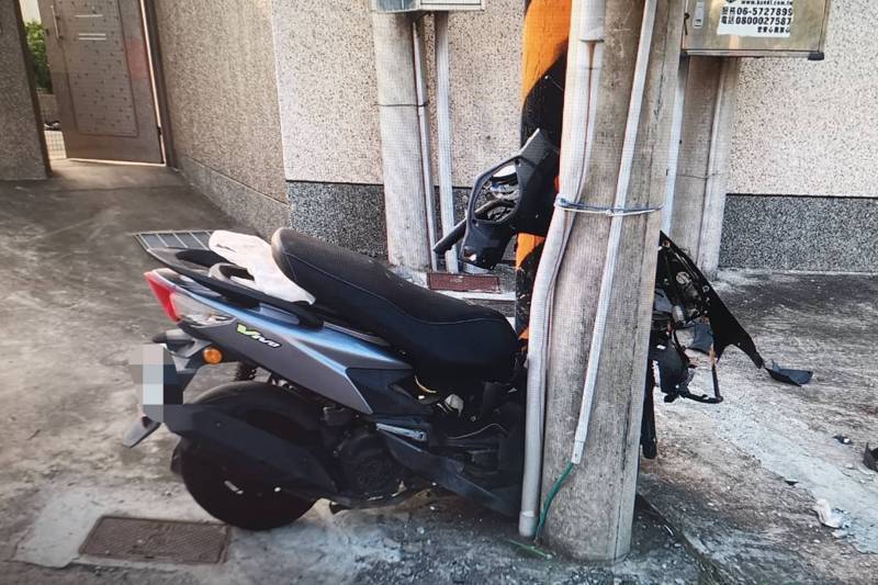 台南市安南區本原街一段昨天發生機車不偏不倚撞進兩根電線桿間的狹窄縫隙,男騎士重傷送醫不治。圖/民眾提供 台南市安南區本原街一段昨天發生機車不偏不倚撞進兩根電線桿間的狹窄縫隙,男騎士重傷送醫不治。圖/民眾提供