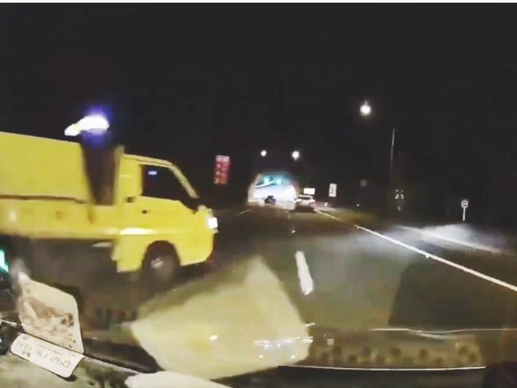 國道5號1輛工程車在彭山隧道前迴轉，未注意直線來車，害了轎車差點撞上，急切外側車道，兩車就差3公尺。驚險畫面曝光後，網友一面倒怒批工程車「誇張」、「太扯了」。翻攝／宜蘭知識+臉書