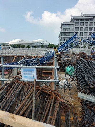 高雄鳳山三井「LaLaport商場」工地昨發生工安意外,施工的藍色吊塔突倒塌,當場砸死一名越南籍移工,操作吊塔的吳姓工人也重傷送醫。記者石秀華/翻攝 高雄鳳山三井「LaLaport商場」工地昨發生工安意外,施工的藍色吊塔突倒塌,當場砸死一名越南籍移工,操作吊塔的吳姓工人也重傷送醫。記者石秀華/翻攝