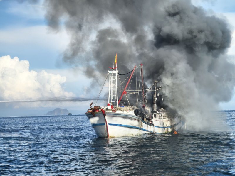 顏姓船長駕船出海捕魚,今晨要進澳底漁港卸魚時,漁船起火燃燒,海巡署獲報派遣海巡艇前往灌救。記者邱瑞杰/翻攝 顏姓船長駕船出海捕魚,今晨要進澳底漁港卸魚時,漁船起火燃燒,海巡署獲報派遣海巡艇前往灌救。記者邱瑞杰/翻攝