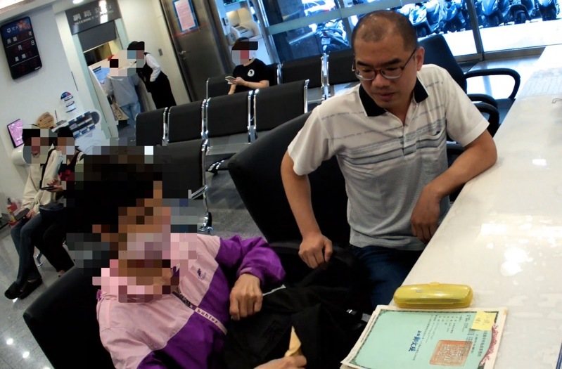 警方苦心規勸林姓老婦。記者黃子騰／翻攝