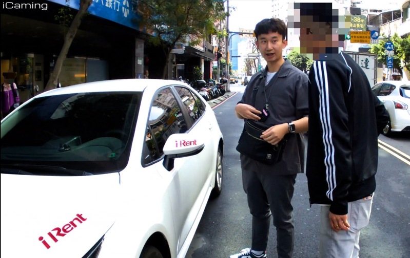 警方將帶林婦進銀行的黃姓男子攔下盤查。記者黃子騰／翻攝