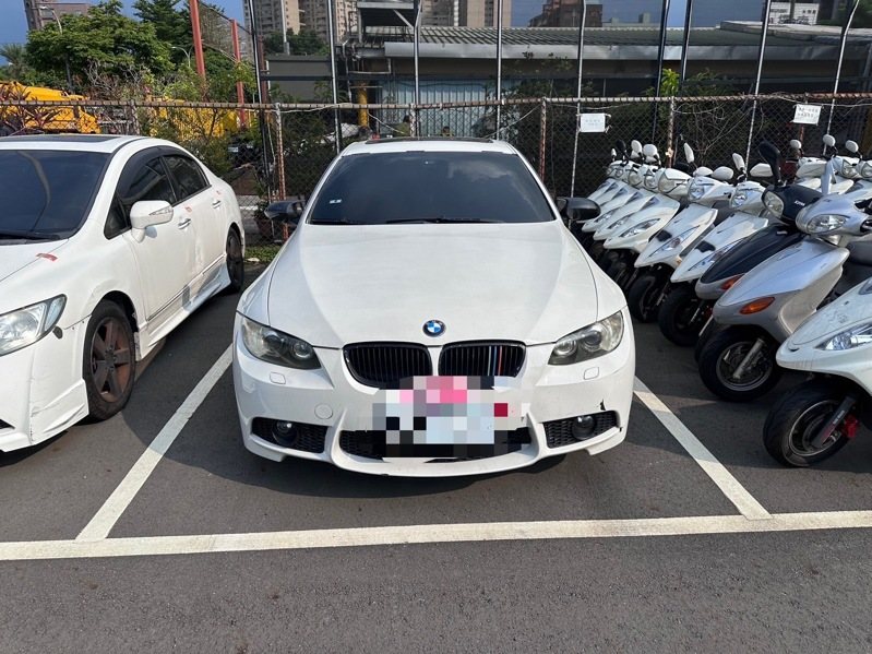 警方查扣詐騙集團的BMW轎車。記者黃子騰／翻攝