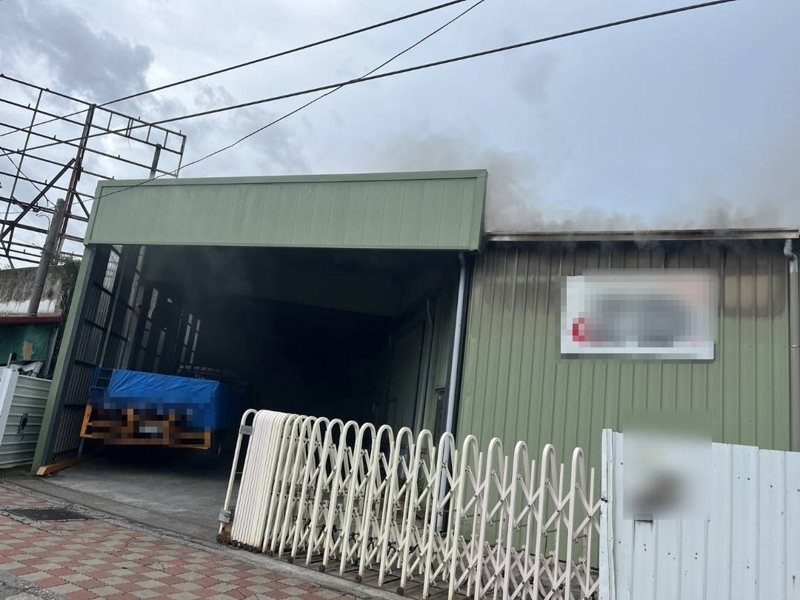 高雄湖內區某間電鍍廠今下午無故竄火，幸無人受傷。記者張議晨／翻攝