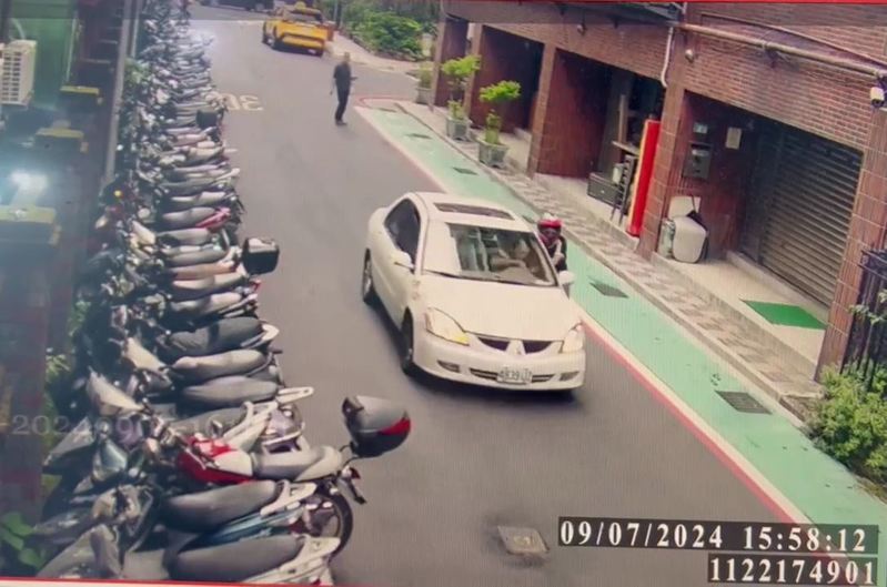 葉男攀著車窗被拖行約200公尺。記者黃子騰／翻攝