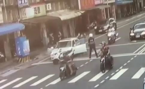 警方攔下呂姓男子車輛並掏槍喝令下車。記者黃子騰／翻攝