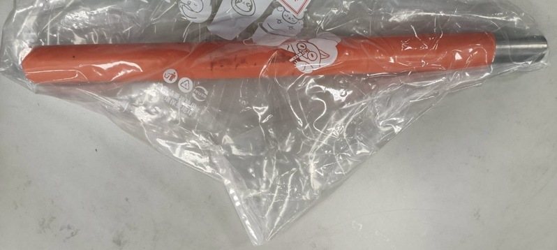 新店警方查扣葉男用來砸車的棍棒。記者黃子騰／翻攝