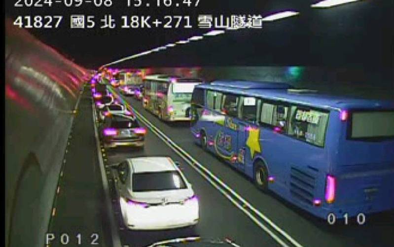 國5雪山隧道將近3點發生火燒車,目前南北向車道全線封閉,車流回堵6公里。圖/截自高公局路況即時系統 國5雪山隧道將近3點發生火燒車,目前南北向車道全線封閉,車流回堵6公里。圖/截自高公局路況即時系統