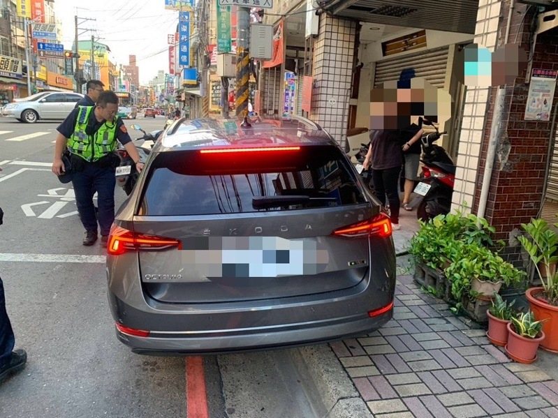 新北市五股區下午有1輛旅行車,從成泰路三段、二段、一段連續擦撞路旁停放共9輛機車、1輛汽車,肇事後卻持續往前開都沒停,警方追到泰山區明志路攔下,35歲駕駛自稱癲癇發作,詳情警方尚在調查釐清中。記者林昭彰/翻攝 新北市五股區下午有1輛旅行車,從成泰路三段、二段、一段連續擦撞路旁停放共9輛機車、1輛汽車,肇事後卻持續往前開都沒停,警方追到泰山區明志路攔下,35歲駕駛自稱癲癇發作,詳情警方尚在調查釐清中。記者林昭彰/翻攝