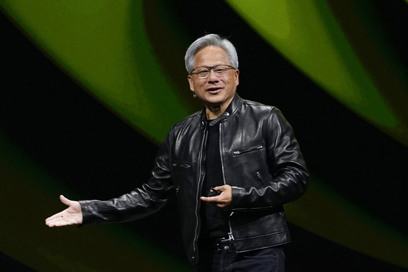 輝達執行長黃仁勳今年7月在美國科羅拉多州丹佛「科羅拉多展會中心」舉行的頂級電腦繪圖大會SIGGRAPH 2024發表專題演說。美聯社