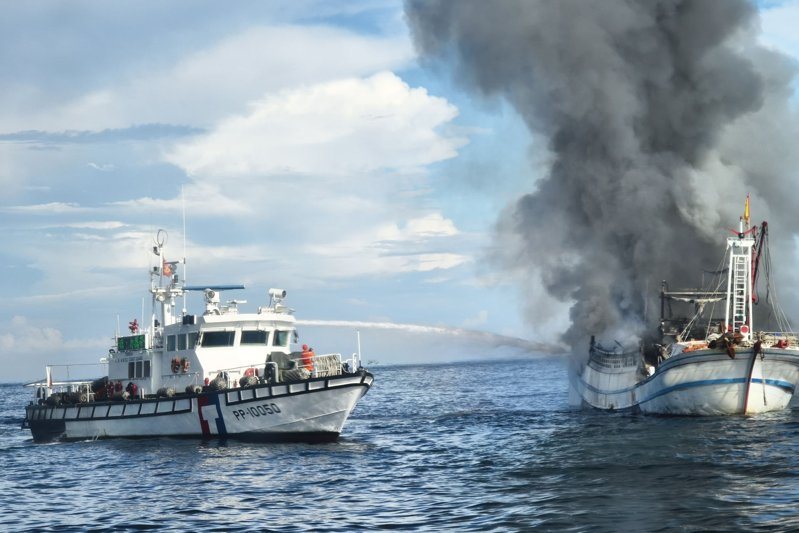 宜蘭蘇澳籍漁船「鴻滿福三號」出海捕魚昨天返回新北貢寮澳底漁港時，在外海約一浬處起火，船上十三人獲救，但火勢猛烈，漁船和漁獲全毀。記者邱瑞杰／翻攝