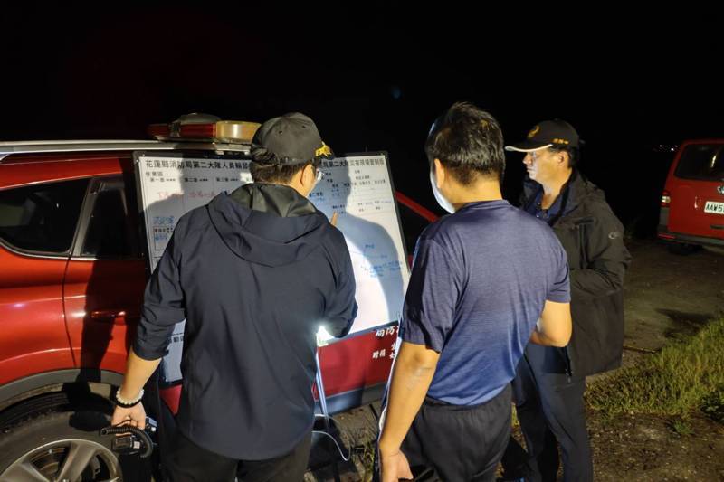 花蓮萬榮鄉二子山產業道路傍晚有車輛渡溪時翻覆,林姓父子兩人落水,林男遺體昨深夜十時被尋獲,二歲幼子仍失蹤。記者王燕華/翻攝 花蓮萬榮鄉二子山產業道路傍晚有車輛渡溪時翻覆,林姓父子兩人落水,林男遺體昨深夜十時被尋獲,二歲幼子仍失蹤。記者王燕華/翻攝