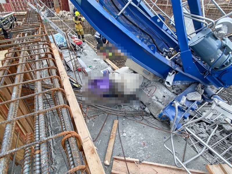 高雄三井商場工程今天上午9點多傳出工安意外,工地施工的藍色吊塔突倒塌掉落橫躺在鷹架、模板和一片鋼筋之中,意外造成工人2死;圖為消防員救援畫面。記者石秀華/翻攝 高雄三井商場工程今天上午9點多傳出工安意外,工地施工的藍色吊塔突倒塌掉落橫躺在鷹架、模板和一片鋼筋之中,意外造成工人2死;圖為消防員救援畫面。記者石秀華/翻攝