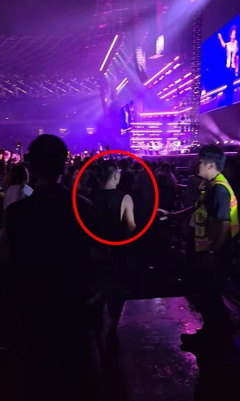 流行天王Bruno Mars火星人布魯諾昨晚在高雄世運主場館進行最終場演唱會,搖滾區蔡姓歌迷泥醉,情緒失控丟手機、水瓶還脫褲,並出拳揮打工作人員遭壓制,扭送警方。圖/取自臉書社團「爆料公社」 流行天王Bruno Mars火星人布魯諾昨晚在高雄世運主場館進行最終場演唱會,搖滾區蔡姓歌迷泥醉,情緒失控丟手機、水瓶還脫褲,並出拳揮打工作人員遭壓制,扭送警方。圖/取自臉書社團「爆料公社」