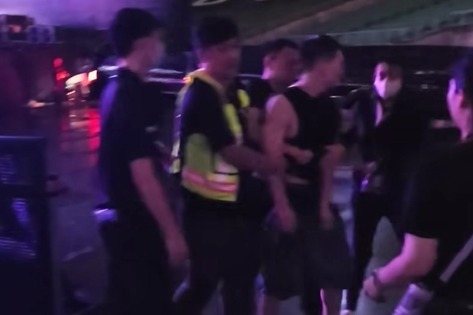 流行天王Bruno Mars火星人布魯諾昨晚在高雄世運主場館進行最終場演唱會,搖滾區蔡姓歌迷泥醉,情緒失控丟手機、水瓶還脫褲,並出拳揮打工作人員遭壓制,扭送警方。圖/取自臉書社團「爆料公社」 流行天王Bruno Mars火星人布魯諾昨晚在高雄世運主場館進行最終場演唱會,搖滾區蔡姓歌迷泥醉,情緒失控丟手機、水瓶還脫褲,並出拳揮打工作人員遭壓制,扭送警方。圖/取自臉書社團「爆料公社」