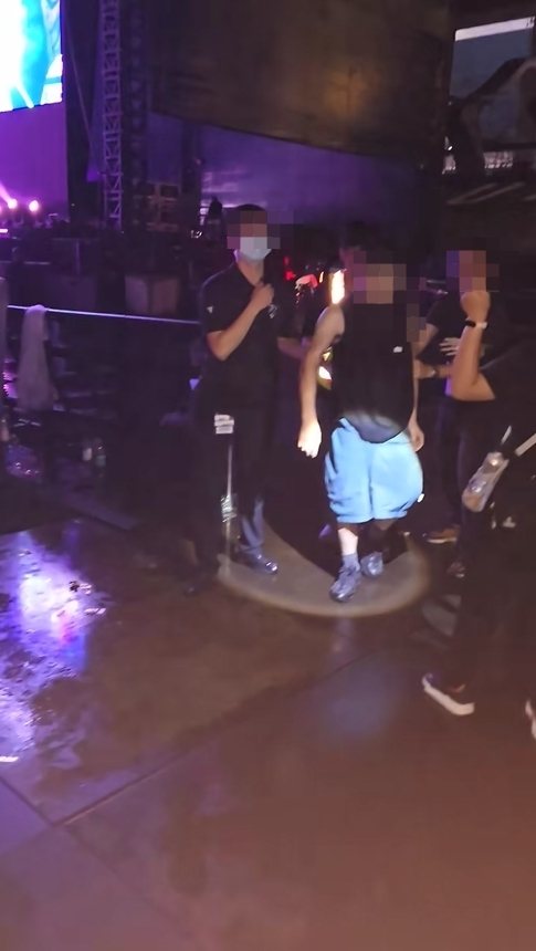 流行天王Bruno Mars火星人布魯諾昨晚在高雄世運主場館進行最終場演唱會,搖滾區蔡姓歌迷泥醉,情緒失控丟手機、水瓶還脫褲,並出拳揮打工作人員遭壓制,扭送警方。圖/取自臉書社團「爆料公社」 流行天王Bruno Mars火星人布魯諾昨晚在高雄世運主場館進行最終場演唱會,搖滾區蔡姓歌迷泥醉,情緒失控丟手機、水瓶還脫褲,並出拳揮打工作人員遭壓制,扭送警方。圖/取自臉書社團「爆料公社」