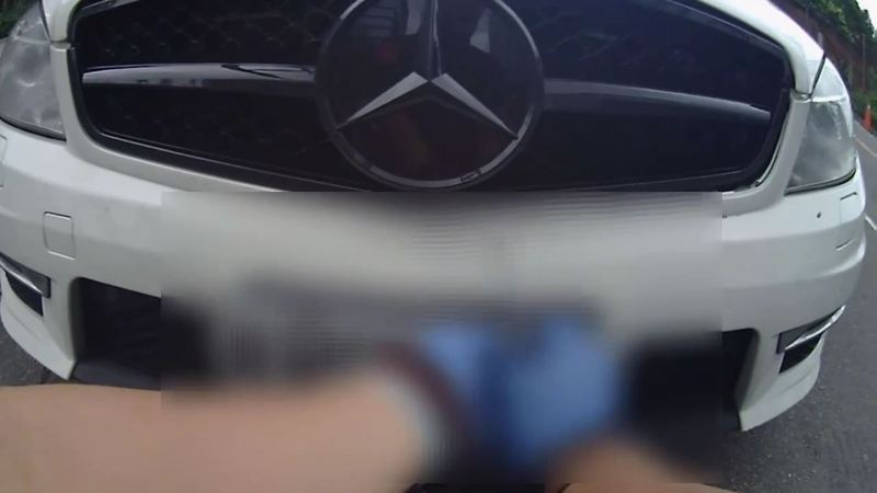 警方攔查發現車輛懸掛假車牌。記者黃子騰/翻攝 警方攔查發現車輛懸掛假車牌。記者黃子騰/翻攝
