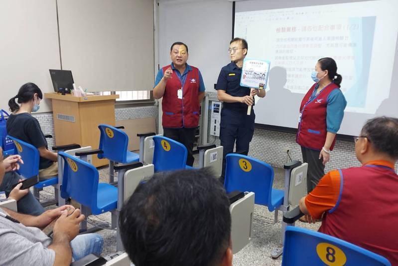 針對偽造車牌基隆監理站與汐止分局舉行座談會,監理站並提供黑名單予警方加強攔查。記者黃子騰/翻攝 針對偽造車牌基隆監理站與汐止分局舉行座談會,監理站並提供黑名單予警方加強攔查。記者黃子騰/翻攝