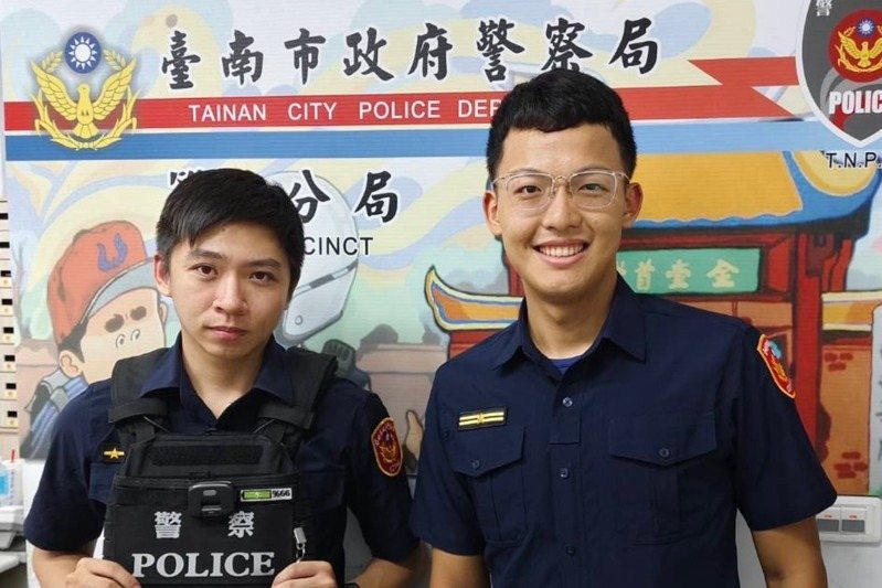 台南市警二分局民權所警員吳達義(左),副所長江昀龍(右),熱心協助香港女觀光客找回遺落在計程車的手機。記者黃宣翰/翻攝 台南市警二分局民權所警員吳達義(左),副所長江昀龍(右),熱心協助香港女觀光客找回遺落在計程車的手機。記者黃宣翰/翻攝