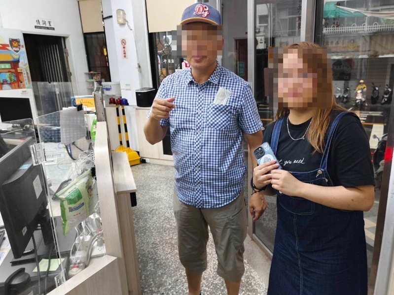 香港籍張姓女子(右)來台旅行,不慎將手機遺落計程車,員警獲報後10分鐘找回,通知李姓計程車司機(左)送回派出所。記者黃宣翰/翻攝 香港籍張姓女子(右)來台旅行,不慎將手機遺落計程車,員警獲報後10分鐘找回,通知李姓計程車司機(左)送回派出所。記者黃宣翰/翻攝