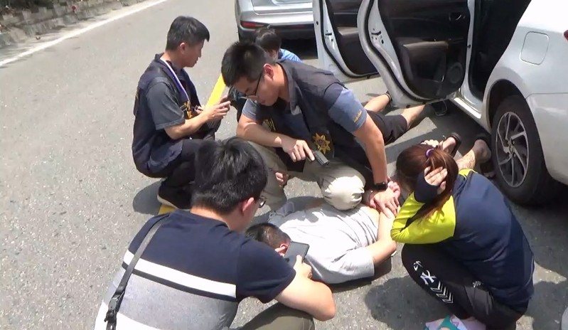 南投縣呂姓男子利用巧克力包裝輸入海洛因,檢警今年4月在南投縣攔截圍捕,查緝呂男等人到案。記者陳宏睿/翻攝 南投縣呂姓男子利用巧克力包裝輸入海洛因,檢警今年4月在南投縣攔截圍捕,查緝呂男等人到案。記者陳宏睿/翻攝