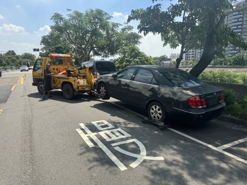 台中市警方利用「即時車牌辨識系統」掃描牌照異常車輛，違規者開單拖吊。記者陳宏睿／翻攝