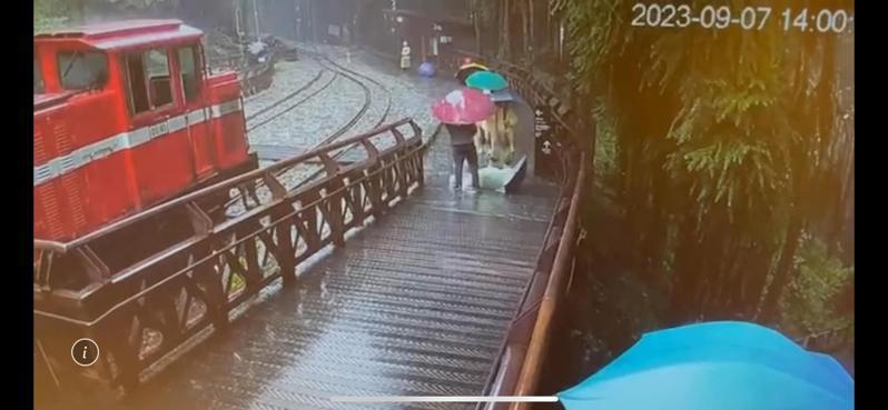 婦人去年參加阿里山之旅，遇雨不小心在月台跌倒受傷，她認為阿里山林鐵處有疏失要求賠償。圖／翻攝畫面