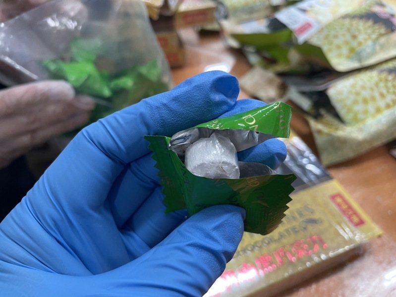南投縣呂姓男子利用巧克力包裝輸入海洛因,檢警查扣668克海洛因,市價約200萬元。記者陳宏睿/翻攝 南投縣呂姓男子利用巧克力包裝輸入海洛因,檢警查扣668克海洛因,市價約200萬元。記者陳宏睿/翻攝