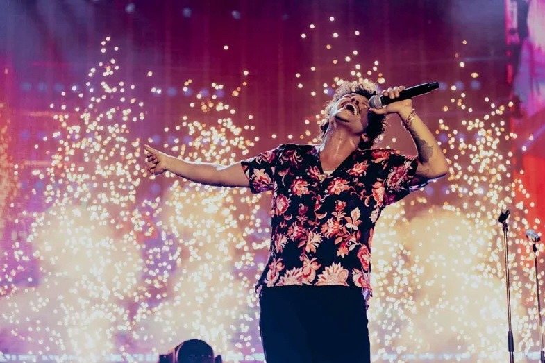 火星人布魯諾（Bruno Mars）昨晚第2天登上高雄世運主場館演唱，搖滾區一名歌迷失控丟手機、打傷工作人員。圖／Live Nation Taiwan提供