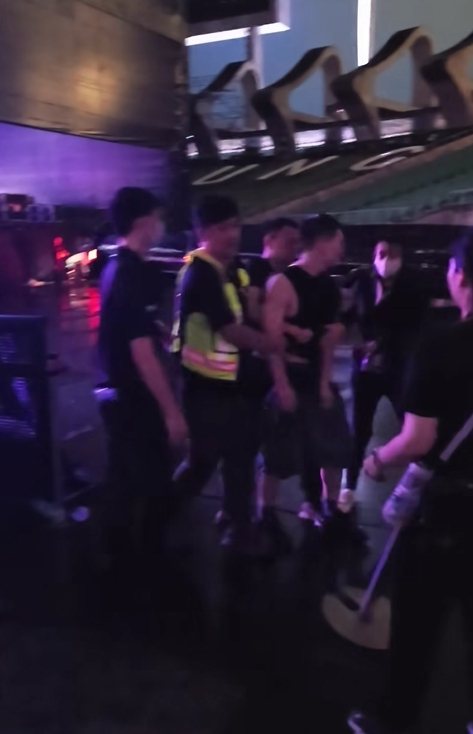 流行天王Bruno Mars火星人布魯諾昨晚在高雄世運主場館進行最終場演唱會，搖滾區蔡姓歌迷泥醉，情緒失控丟手機、水瓶還脫褲，並出拳揮打工作人員遭壓制，扭送警方。圖／取自臉書社團「爆料公社」