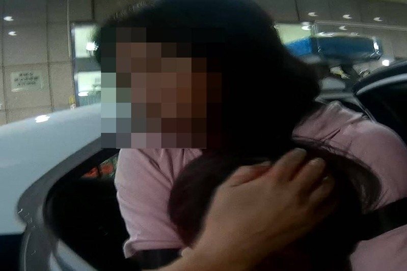 桃園一名3歲女童昨晚在家中跌倒撞破頭流血,由巡邏員警協助開巡邏車送往醫院,所幸無大礙。記者周嘉茹/翻攝 桃園一名3歲女童昨晚在家中跌倒撞破頭流血,由巡邏員警協助開巡邏車送往醫院,所幸無大礙。記者周嘉茹/翻攝