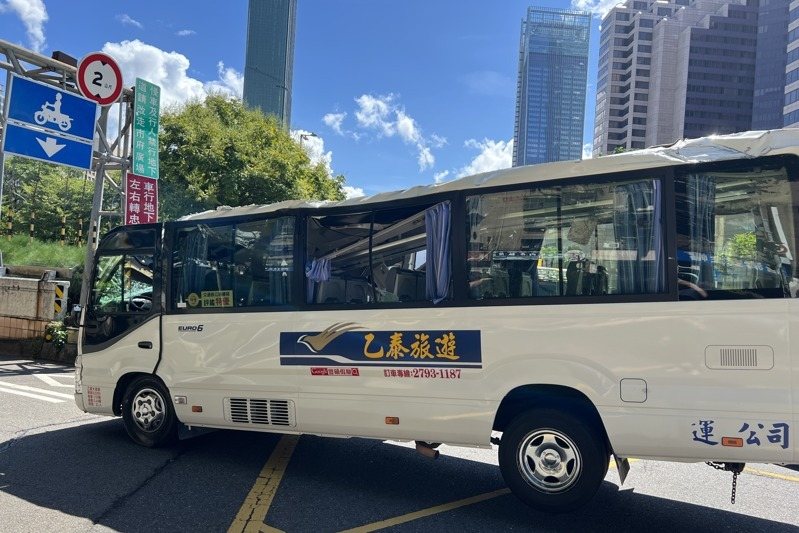 有一輛小巴在行經台北市信義區基隆路一段往北的地下道時,因為超過限高導致整輛車撞毀,車頂被掀開,事故車被移離開現場。記者鍾維軒/攝影 有一輛小巴在行經台北市信義區基隆路一段往北的地下道時,因為超過限高導致整輛車撞毀,車頂被掀開,事故車被移離開現場。記者鍾維軒/攝影