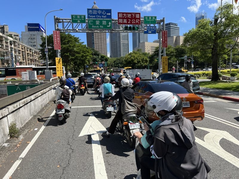 台北市信義區基隆路往北地下道是通勤重要道路,上班時間許多機車、汽車被迫改道。記者鍾維軒/攝影 台北市信義區基隆路往北地下道是通勤重要道路,上班時間許多機車、汽車被迫改道。記者鍾維軒/攝影