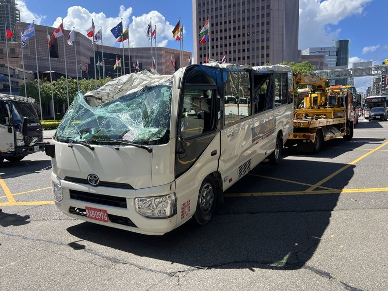 有一輛小巴在行經台北市信義區基隆路一段往北的地下道時,因為超過限高導致整輛車撞毀,車頂被掀開。記者鍾維軒/攝影 有一輛小巴在行經台北市信義區基隆路一段往北的地下道時,因為超過限高導致整輛車撞毀,車頂被掀開。記者鍾維軒/攝影