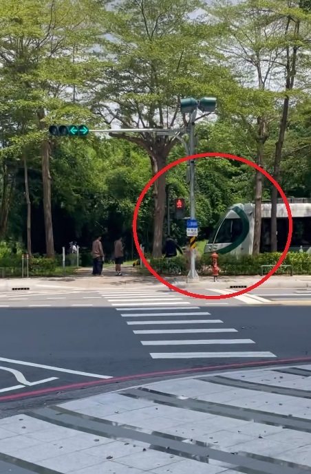 高雄市一對新人昨闖入輕軌有「龍貓隧道」美名的美術館站拍婚紗照，列車進站按喇叭，新人還堅持拍完照才走開，新郎今晨打電話向警方自首並致歉。圖／取自Treads