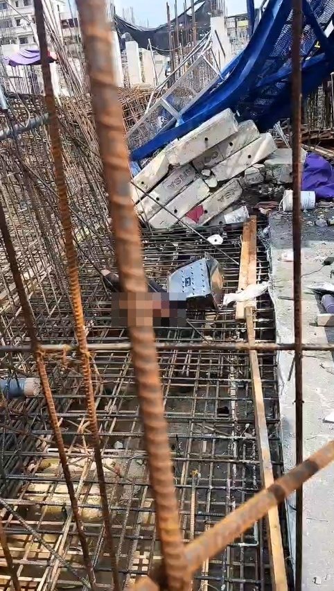 高雄三井商場工程昨天上午9點多傳出工安意外,工地施工的藍色吊塔突倒塌掉落橫躺在鷹架、模板和一片鋼筋之中,意外造成工人2死。圖/取自記者爆料網 高雄三井商場工程昨天上午9點多傳出工安意外,工地施工的藍色吊塔突倒塌掉落橫躺在鷹架、模板和一片鋼筋之中,意外造成工人2死。圖/取自記者爆料網