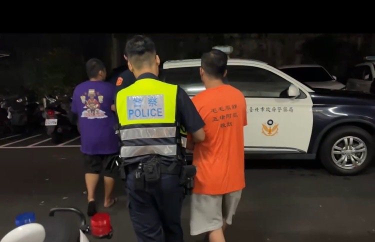 木柵胡家天上聖母宮昨天遶境結束回宮,兩個陣頭因爲爭搶謝神順序,當街互相叫囂爭執。記者翁至成/翻攝 木柵胡家天上聖母宮昨天遶境結束回宮,兩個陣頭因爲爭搶謝神順序,當街互相叫囂爭執。記者翁至成/翻攝