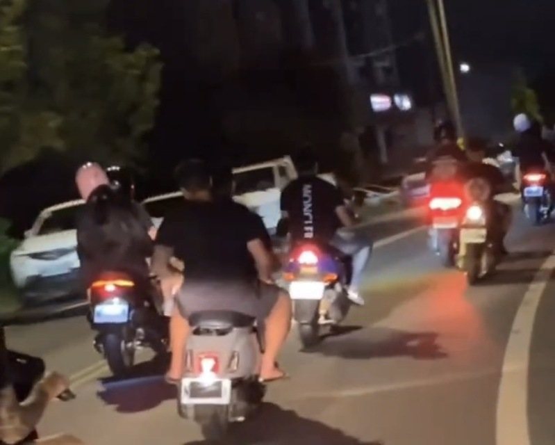桃園昨凌晨出現大批改裝車輛聚集「遊行」，自桃園市蘆竹區海山路一段一路往大園區前進，轟隆隆巨響劃破天際。記者周嘉茹／翻攝