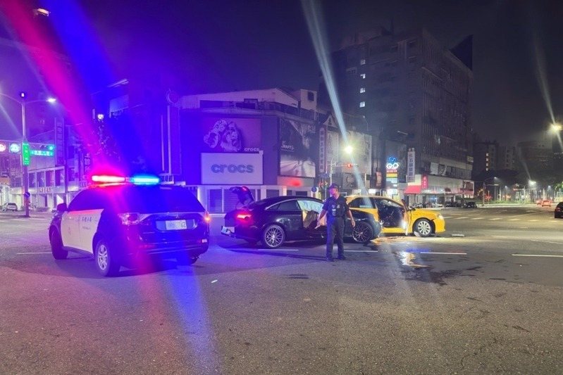 于姓男子今凌晨駕計程車在高雄市五福一路與光華路口闖紅燈，撞上余姓男子駕駛的賓士車，警方到場處理。記者石秀華／翻攝