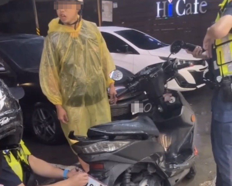 警方在車聚現場針對一輛違規機車扣牌，騎士囂張飆罵員警「我欠你的喔？你什麼態度啦」。記者周嘉茹／翻攝