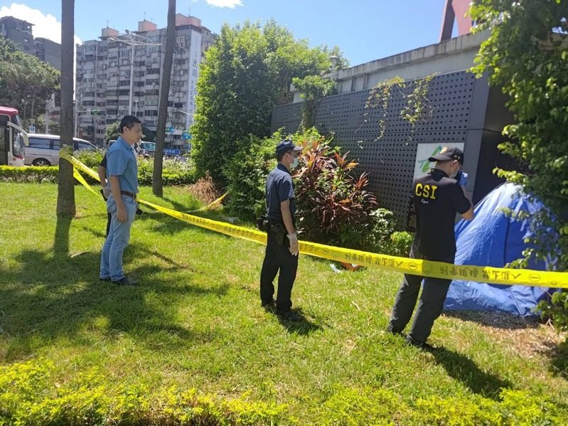 老翁倒臥草叢死亡，警方到場拉起封鎖線，遺體蓋起帷幕，將報請司法相驗釐清死因。記者蕭雅娟／翻攝