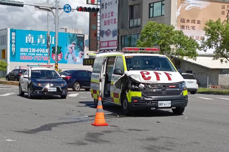 宜蘭救護車載送患者要到醫院就醫,卻在路口與小貨車發生車禍,救護車上病人飽受驚嚇,再由其他救護車接駁轉送到醫院。記者戴永華/攝影 宜蘭救護車載送患者要到醫院就醫,卻在路口與小貨車發生車禍,救護車上病人飽受驚嚇,再由其他救護車接駁轉送到醫院。記者戴永華/攝影