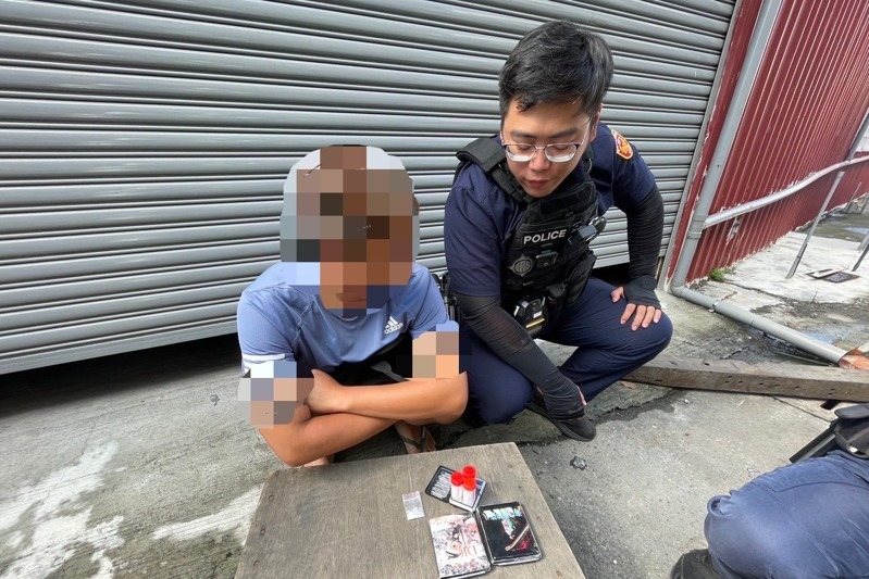 違停市場旁乘客吸毒員警一旁全都錄，當場抓人，車主卻是落跑。圖／讀者提供