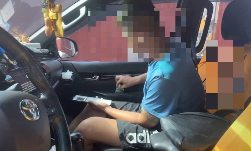 違停市場旁乘客吸毒員警一旁全都錄，當場抓人，車主卻是落跑。圖／讀者提供