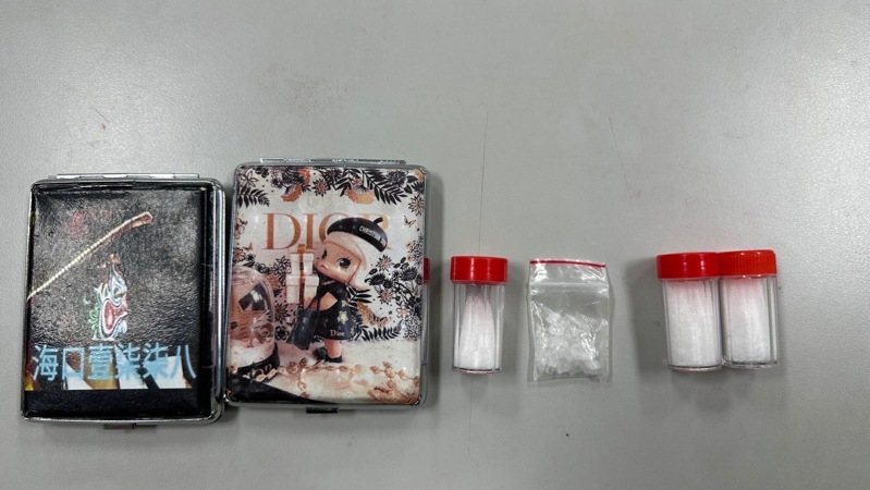 違停市場旁乘客吸毒員警一旁全都錄，當場抓人，車主卻是落跑。圖／讀者提供