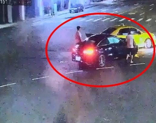 于姓男子今凌晨駕計程車在高雄市五福一路與光華路口闖紅燈，撞上余姓男子駕駛的賓士車，致賓士車頭毀損、小黃車門凹陷，副駕駛座的余男父親忍不住下車踹小黃車門毆打于男。記者石秀華／翻攝