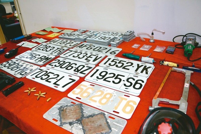 偽造車牌充斥，已成為治安與交安的隱憂，圖為警方曾破獲偽造車牌集團，假車牌外觀幾乎與真車牌無異。圖／聯合報系資料照